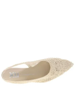 Ballerines écrues avec un talon décroché bas et fermeture à slip-on