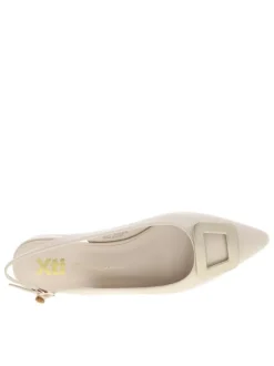 Ballerines écrues à talon décroché bas avec une boucle à ardillon