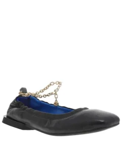 Ballerines décolletées en cuir noir à chainette dorée sur la cheville