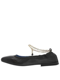 Ballerines décolletées en cuir noir à chainette dorée sur la cheville