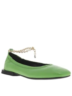 Ballerines décolletées en cuir vert à chainette dorée sur la cheville