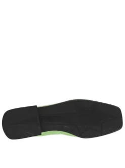 Ballerines décolletées en cuir vert à chainette dorée sur la cheville