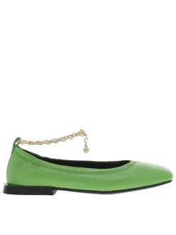 Ballerines décolletées en cuir vert à chainette dorée sur la cheville