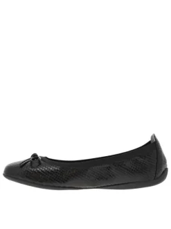 Ballerines élastiquées en simili cuir serpent noir à semelle antidérapante plate