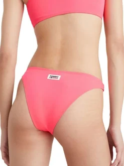 Bas de maillot de bain rose avec patch sur l'arrière