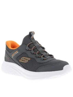 Baskets grises avec une semelle plate et une fermeture slip-on