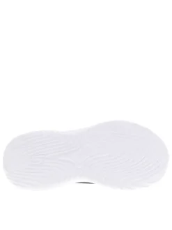 Baskets grises avec une semelle plate et une fermeture slip-on