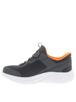 Baskets grises avec une semelle plate et une fermeture slip-on