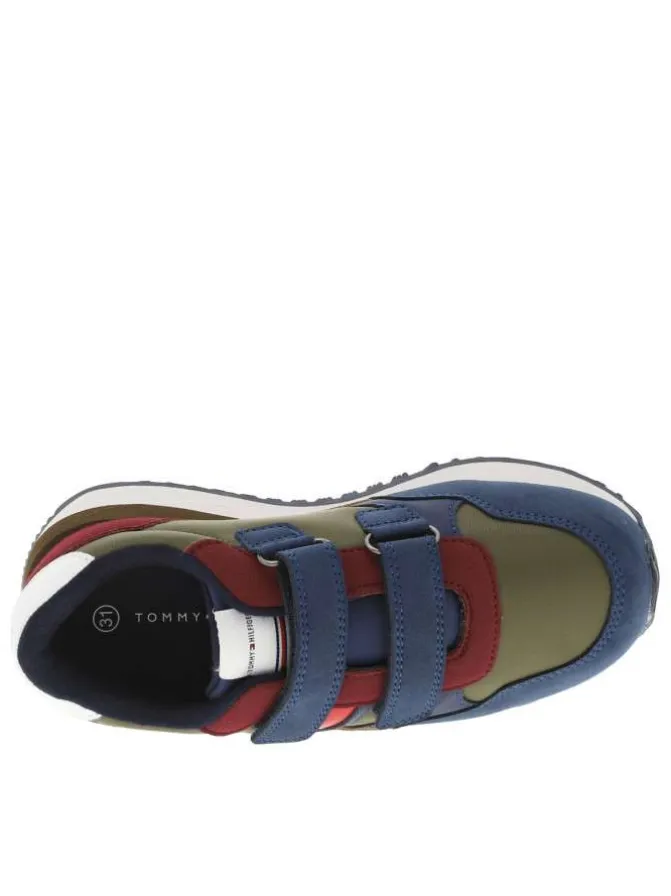 Baskets multicolores avec bandes auto-agripantes et superposition de patchs