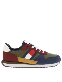 Baskets multicolores avec lacets plats rond et superposition de patchs