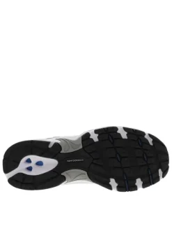 Baskets multisport blanches à talon plat avec une languette d'aisance