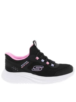 Baskets noires avec une semelle plate et une fermeture slip-on