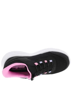 Baskets noires avec une semelle plate et une fermeture slip-on
