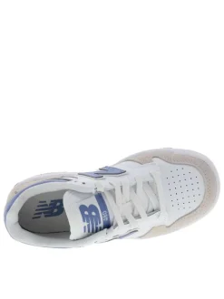 Baskets running blanches avec des talons plats et des lacets plats