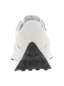 Baskets running écrues avec un talon plat et des lacets blancs