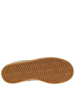 Baskets skate grises à talon plat avec une fermeture à lacets