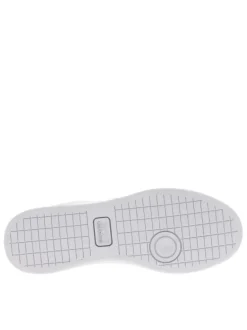 Baskets tennis blanches avec logo de la marque embossé en gris clair