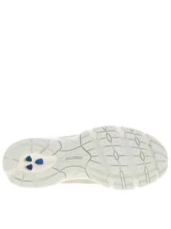 Baskets argent à semelle plate avec le logo de la marque en relief sur le côté