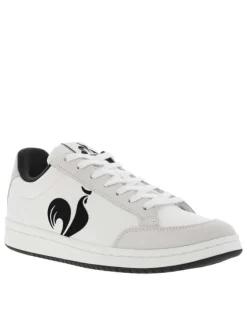 Baskets basses en cuir blanches avec lacets plats et logo noir sur l'extérieur