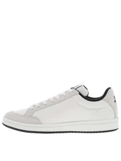Baskets basses en cuir blanches avec lacets plats et logo noir sur l'extérieur