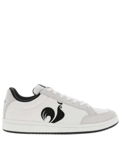 Baskets basses en cuir blanches avec lacets plats et logo noir sur l'extérieur