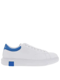 Baskets basses en cuir enduit blanches et bleues avec une semelle à plateforme