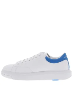 Baskets basses en cuir enduit blanches et bleues avec une semelle à plateforme