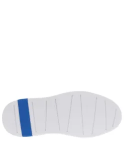 Baskets basses en cuir enduit blanches et bleues avec une semelle à plateforme