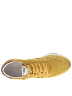 Baskets basses en cuir nubuck ocre à semelle renforçant le bout et talon