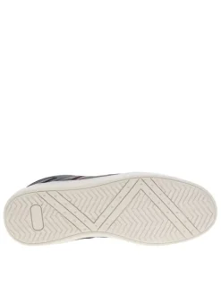Baskets basses en simili cuir bleu marine avec une semelle écrue et lacets tressés