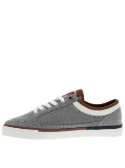 Baskets basses gris avec talon plat à lacets plats