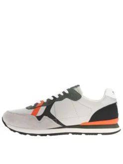 Baskets basses grises avec empiècements en cuir nubuck et semelle running