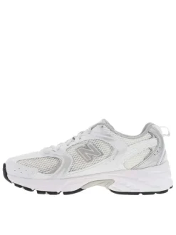 Baskets basses multisport 530 blanches et argentées en mesh avec lacets plats