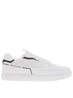 Baskets basses multisport blanches et noires avec des lacets plats