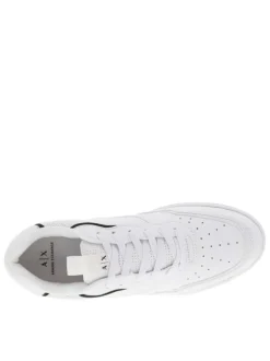Baskets basses multisport blanches et noires avec des lacets plats