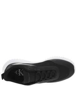 Baskets basses noires avec des lacets ronds et une semelle running blanche