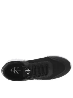 Baskets basses noires avec nom de la marque et monogramme sur l'extérieur