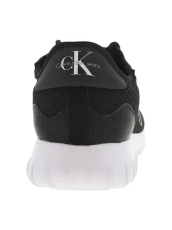 Baskets basses noires avec nom de la marque et monogramme sur l'extérieur