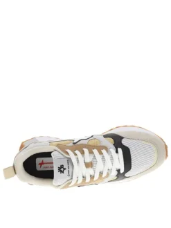 Baskets basses running beiges avec des rayures et des lacets plats
