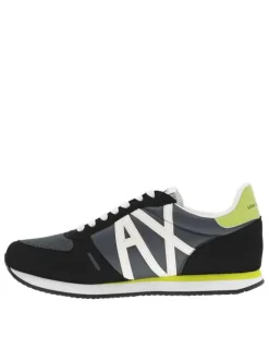 Baskets basses running noires avec des détails jaune fluo et des lacets plats