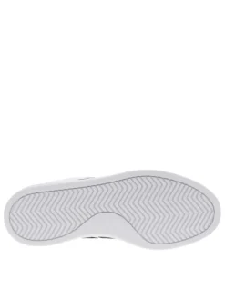Baskets basses simili cuir blanc avec bandes noires latérales et lacets tressés blancs