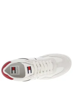 Baskets basses tennis en cuir blanc avec nom iconique sur le côté et lacets plats