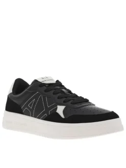 Baskets basses tennis en cuir noir à semelle semi-compensée blanche