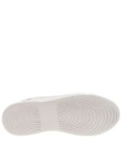 Baskets basses tennis vertes, grises et blanches avec des lacets plats