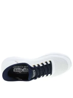 Baskets blanches avec une semelle plate et une fermeture slip-on