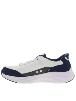 Baskets blanches avec un patch sur la languette et une fermeture slip-on