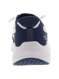Baskets blanches avec un patch sur la languette et une fermeture slip-on