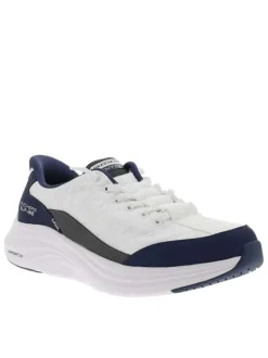 Baskets blanches avec un patch sur la languette et une fermeture slip-on