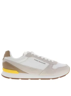 Baskets blanches et beiges en cuir avec un talon plat et des lacets