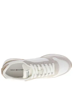 Baskets blanches et beiges en cuir avec un talon plat et des lacets